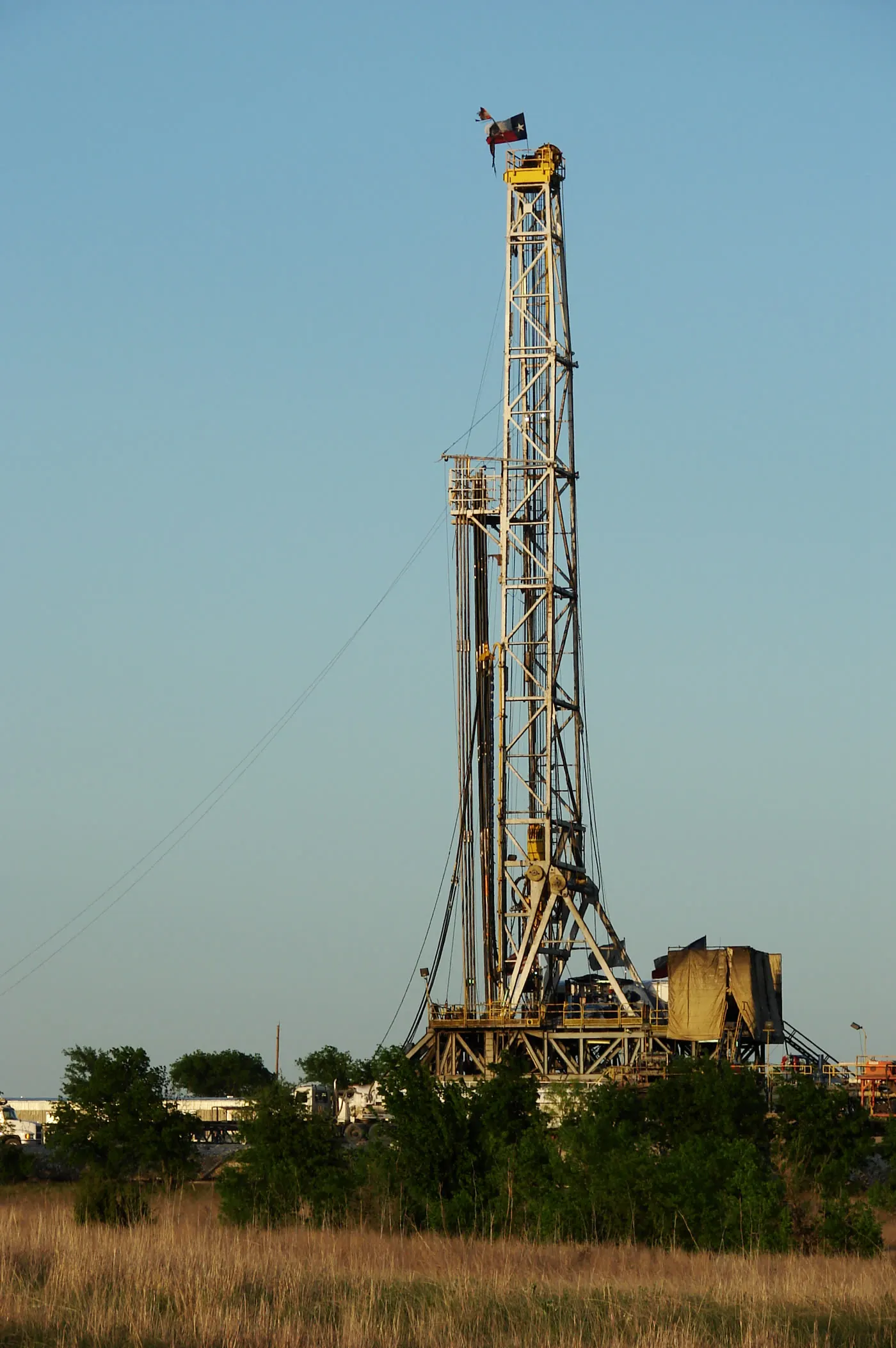 Drilling rig in the Barnett Shale in Texas